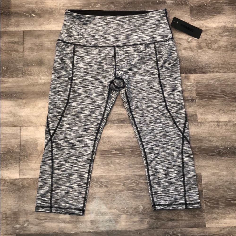 🌺Cropped Black/White Leggings